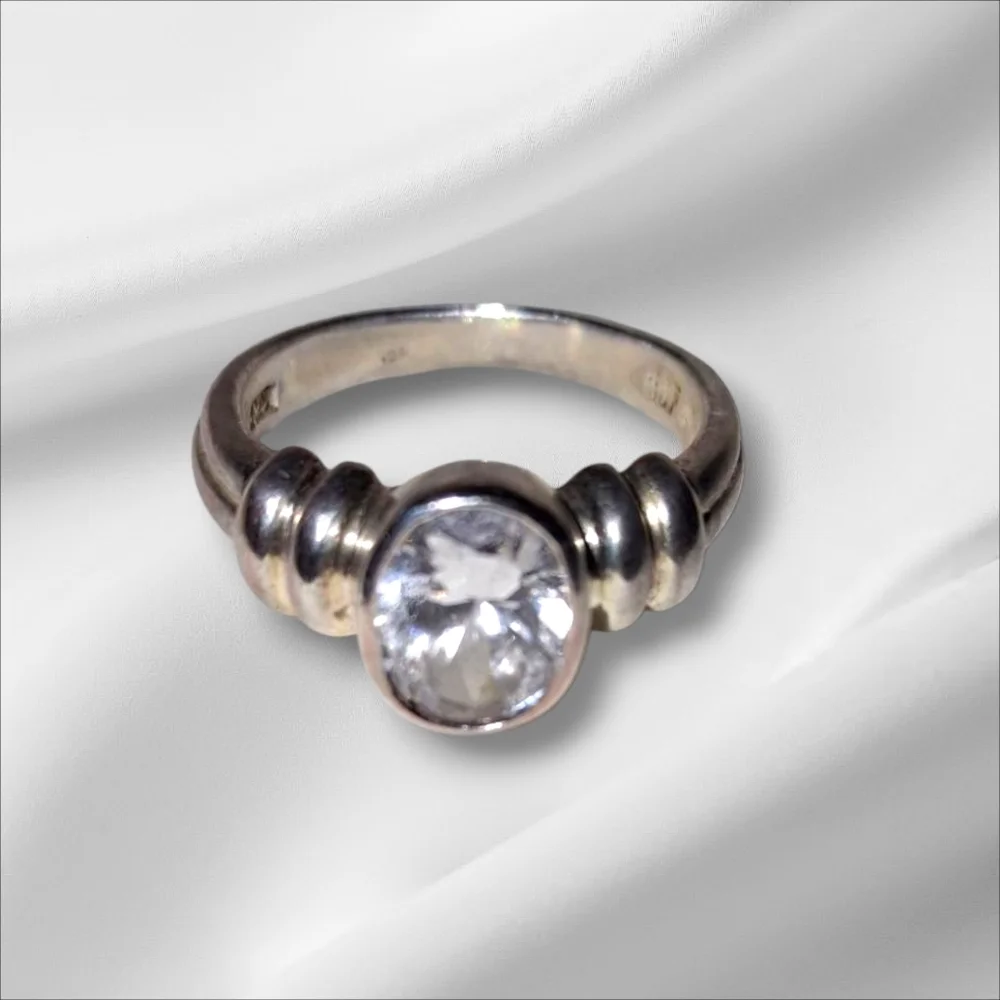 Vintage Sterling Silver 925 Signed Oval Clear Cz Ridge Detail Ring
